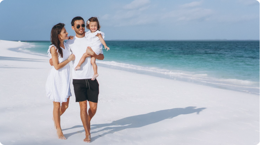 Famille heureuse en voyage
